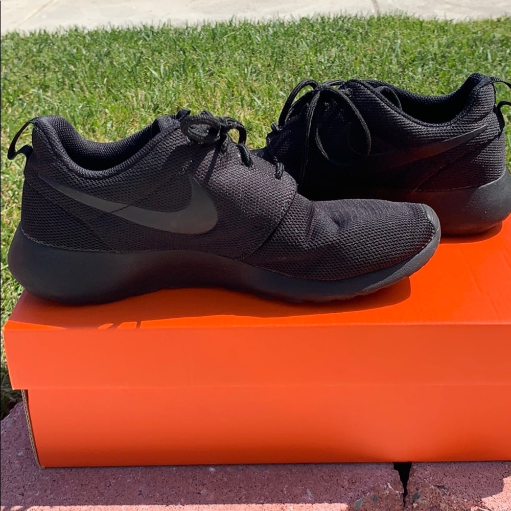 Nike Roshe size 7.5 black